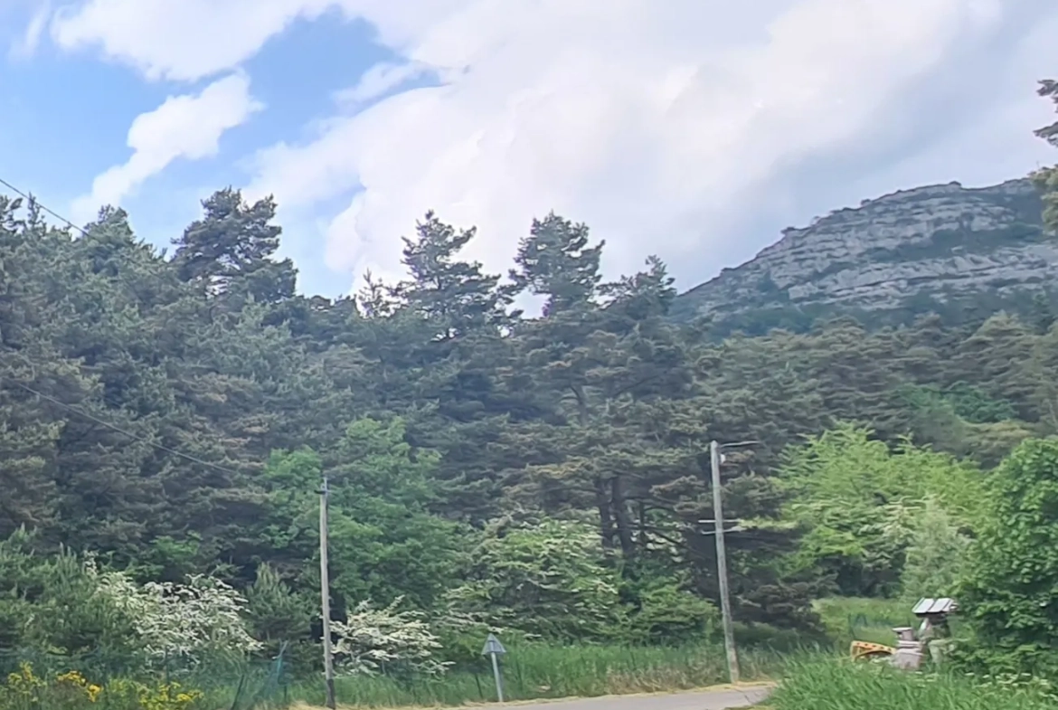 À vendre terrain de 1896 m² à Andon, secteur Tauran, environnement naturel et calme 