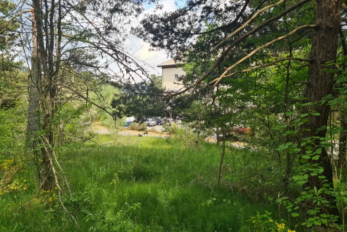 À vendre terrain de 1896 m² à Andon, secteur Tauran, environnement naturel et calme 