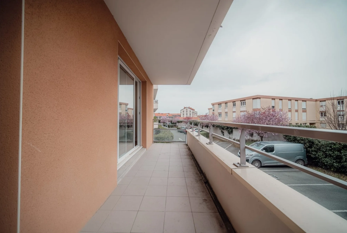 Appartement T3 avec balcon et stationnement à Riom 