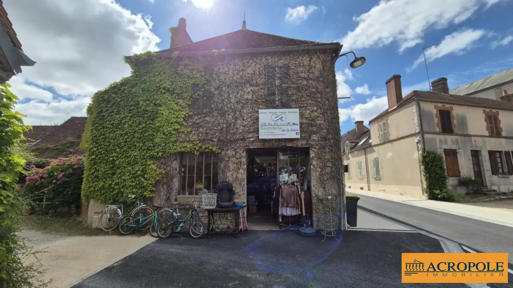 Local commercial de 200 m² en centre-ville à Nibelle 