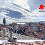 Studettes rénovées Vieux Nice proche place Rossetti - Dernier étage