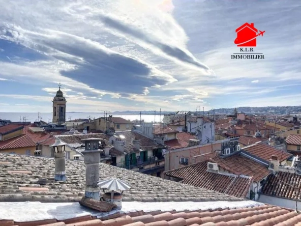 Studettes rénovées Vieux Nice proche place Rossetti - Dernier étage