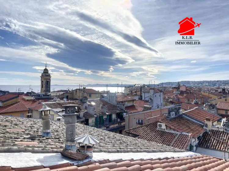 Studettes rénovées Vieux Nice proche place Rossetti - Dernier étage 
