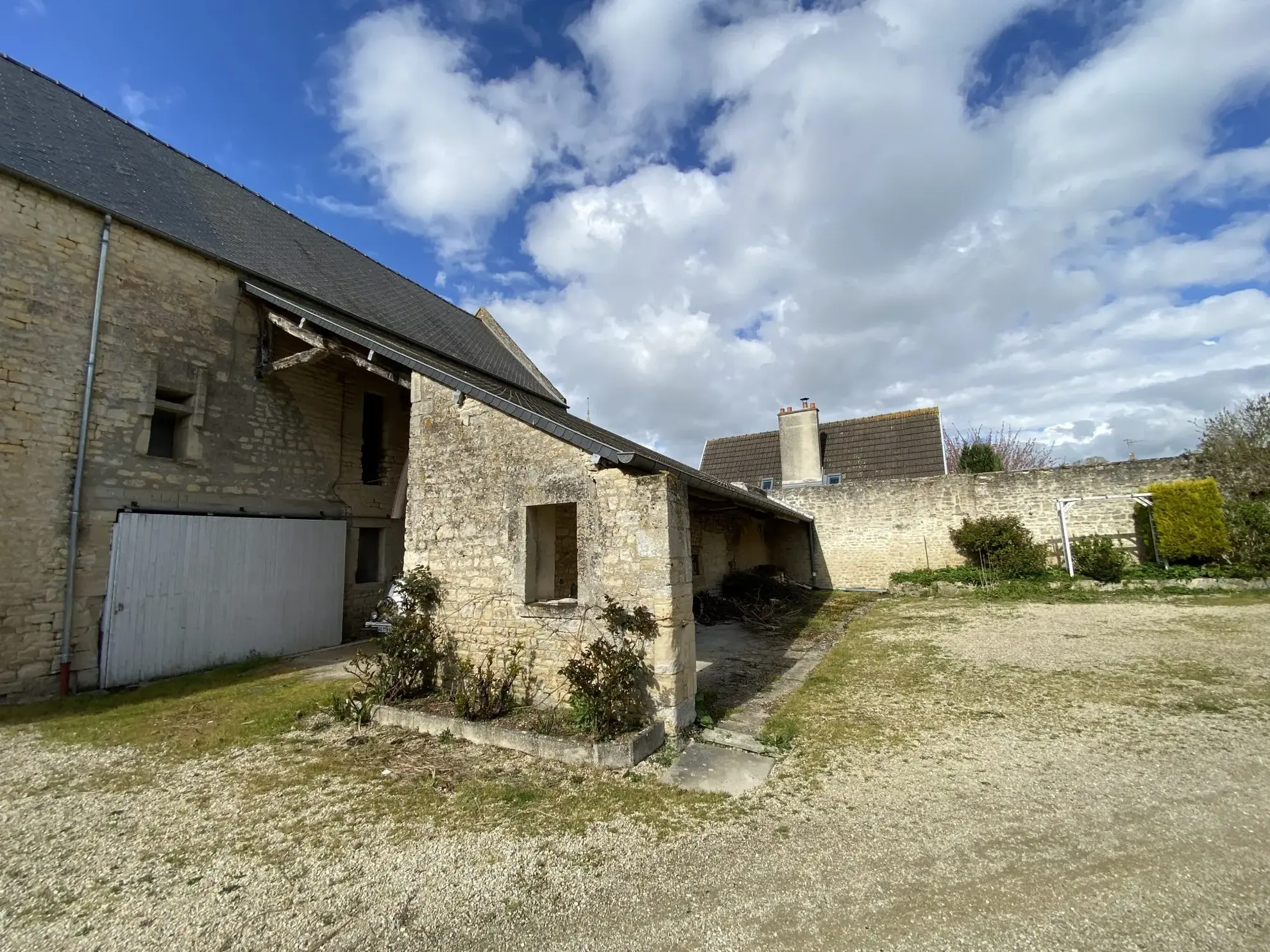 Lot de 3 granges à rénover dans un corps de ferme à Moulins-en-Bessin 