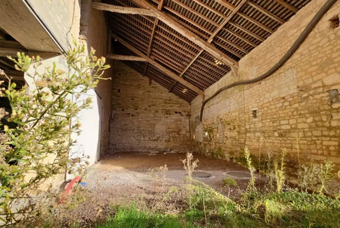 Lot de 3 granges à rénover dans un corps de ferme à Moulins-en-Bessin 