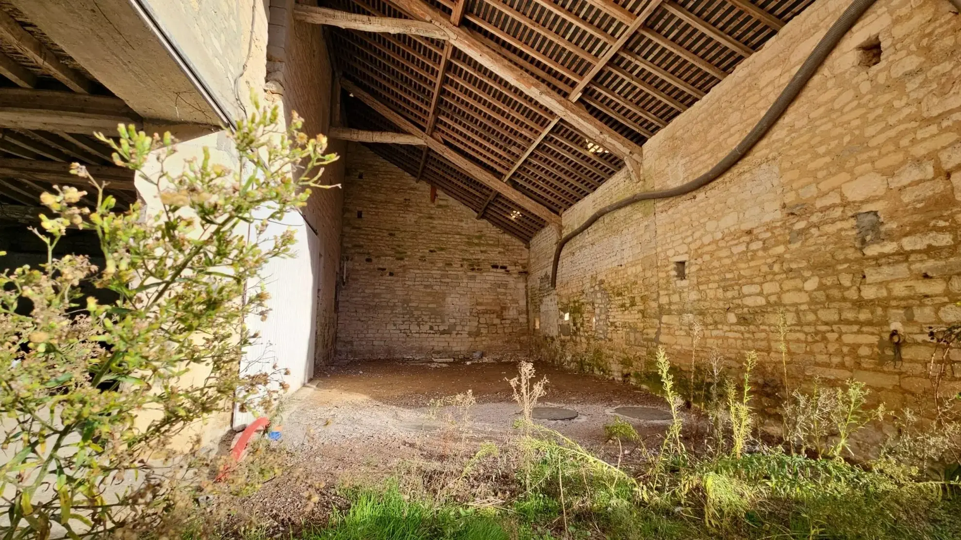 Lot de 3 granges à rénover dans un corps de ferme à Moulins-en-Bessin 