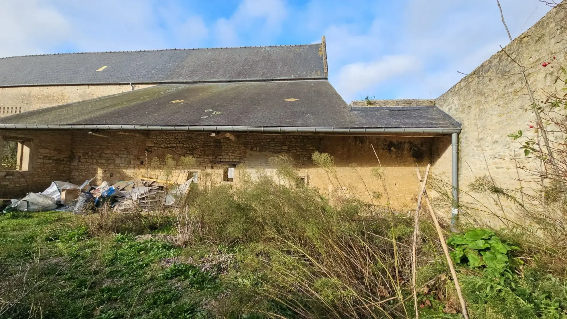 Lot de 3 granges à rénover dans un corps de ferme à Moulins-en-Bessin 