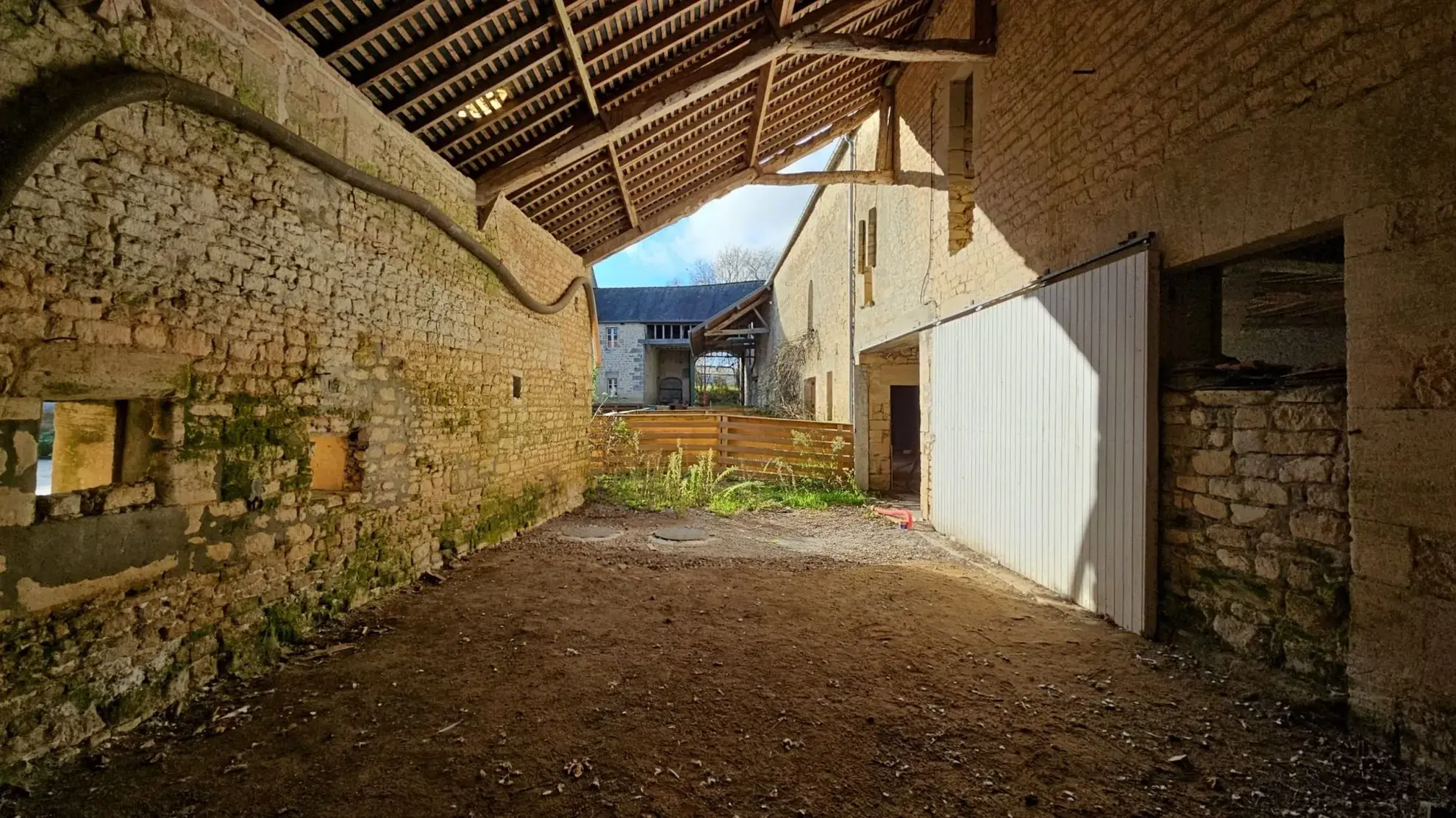 Lot de 3 granges à rénover dans un corps de ferme à Moulins-en-Bessin 