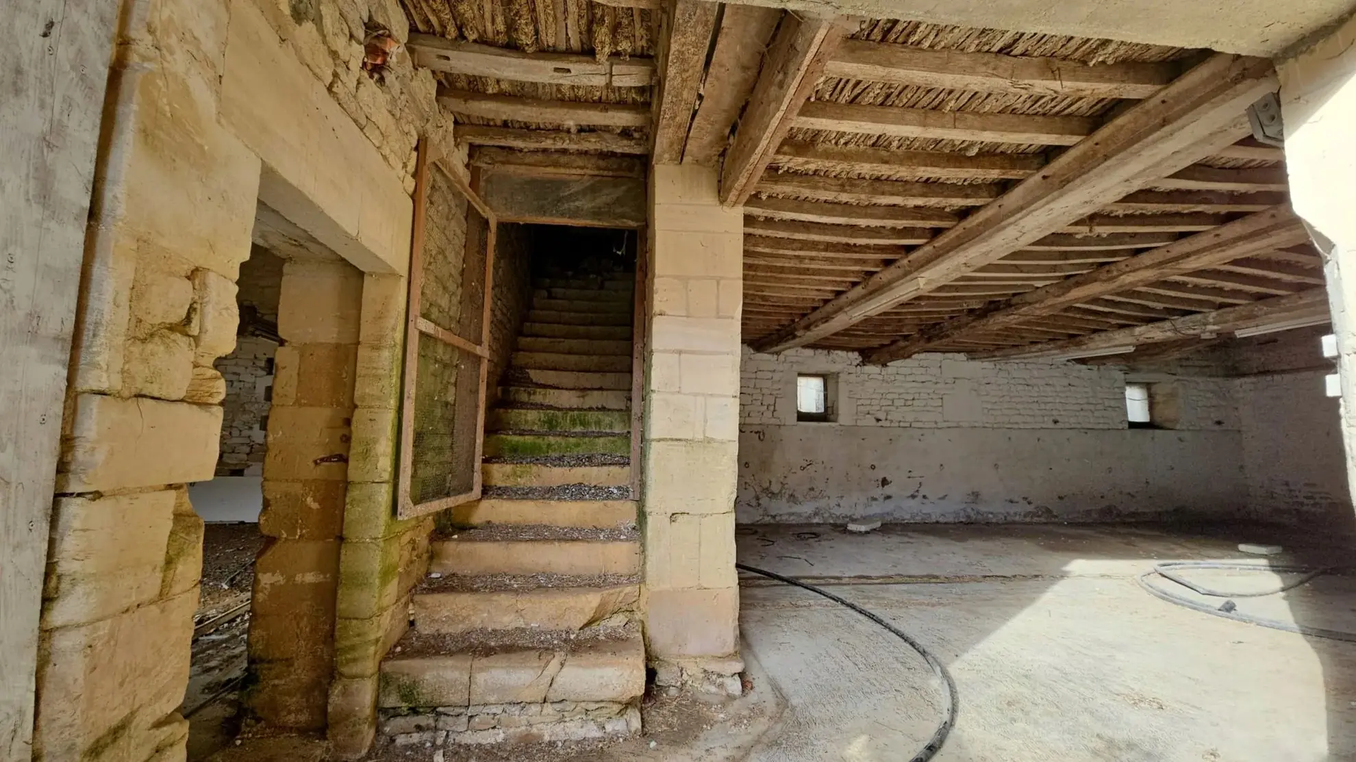 Lot de 3 granges à rénover dans un corps de ferme à Moulins-en-Bessin 
