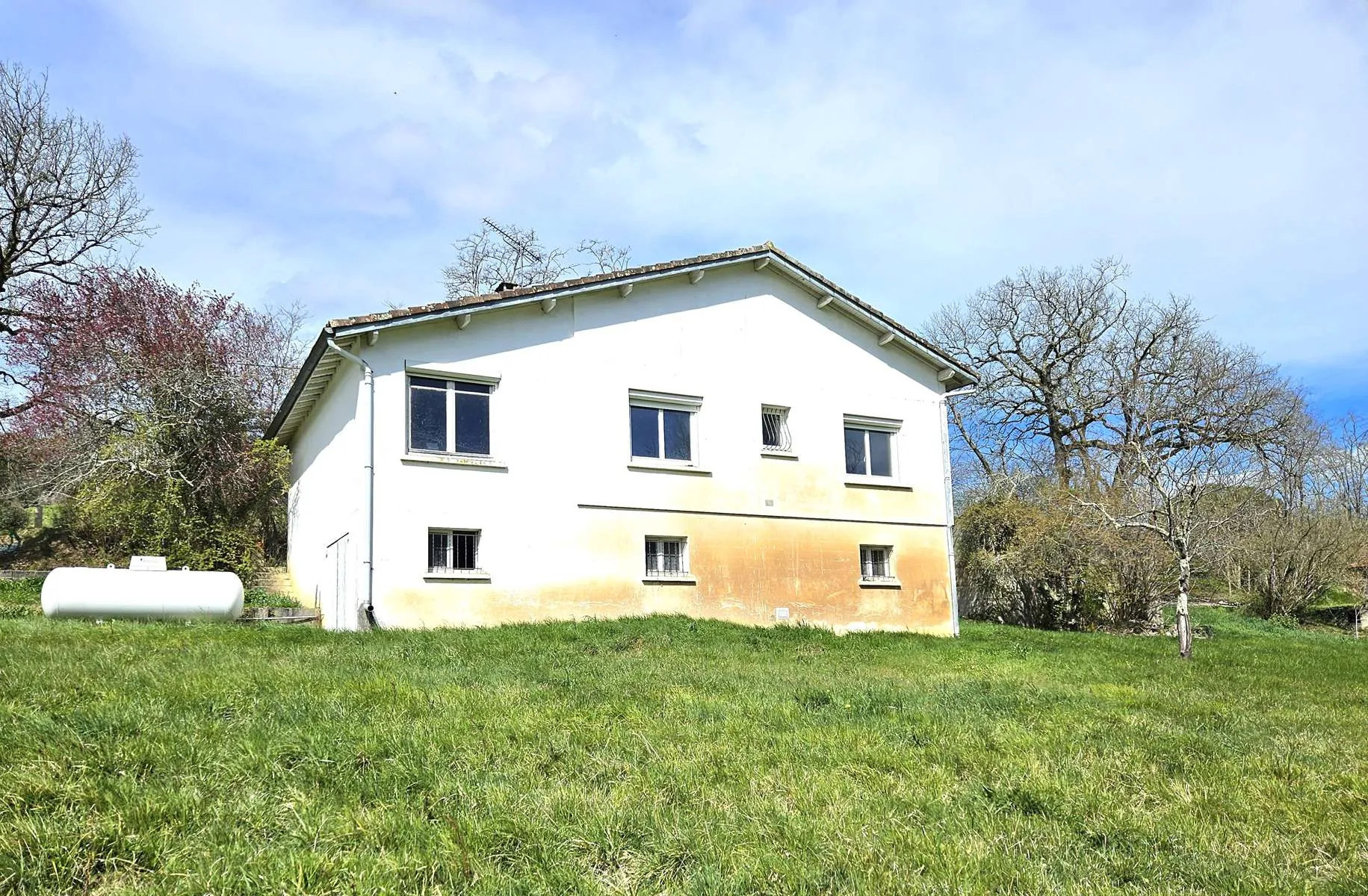 Maison à rénover de 72 m² avec grand terrain à Lusignan-Petit (47) 