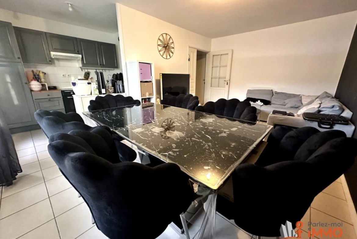 Appartement T2 de 45m² avec terrasse à Vénissieux, idéalement situé 
