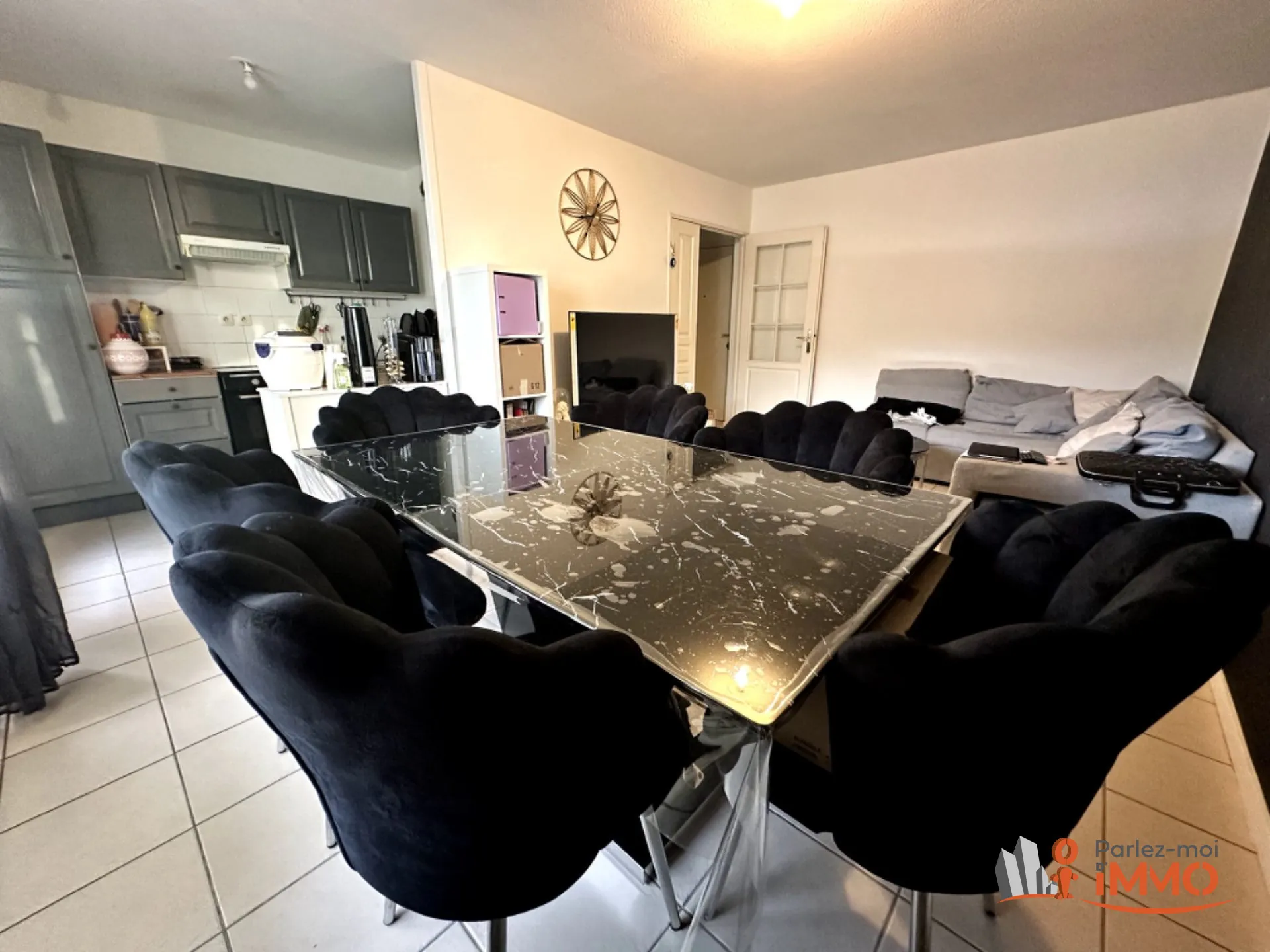 Appartement T2 de 45m² avec terrasse à Vénissieux, idéalement situé 