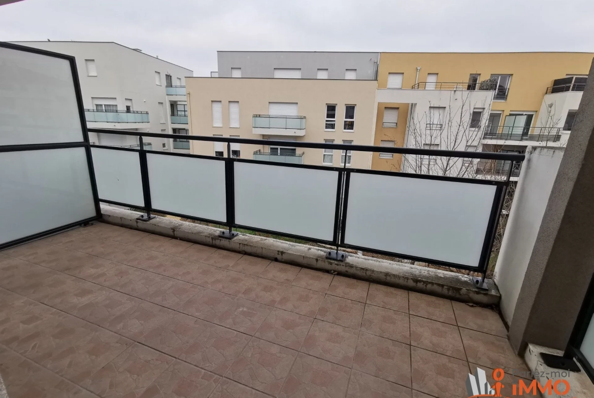 Appartement T2 de 45m² avec terrasse à Vénissieux, idéalement situé 