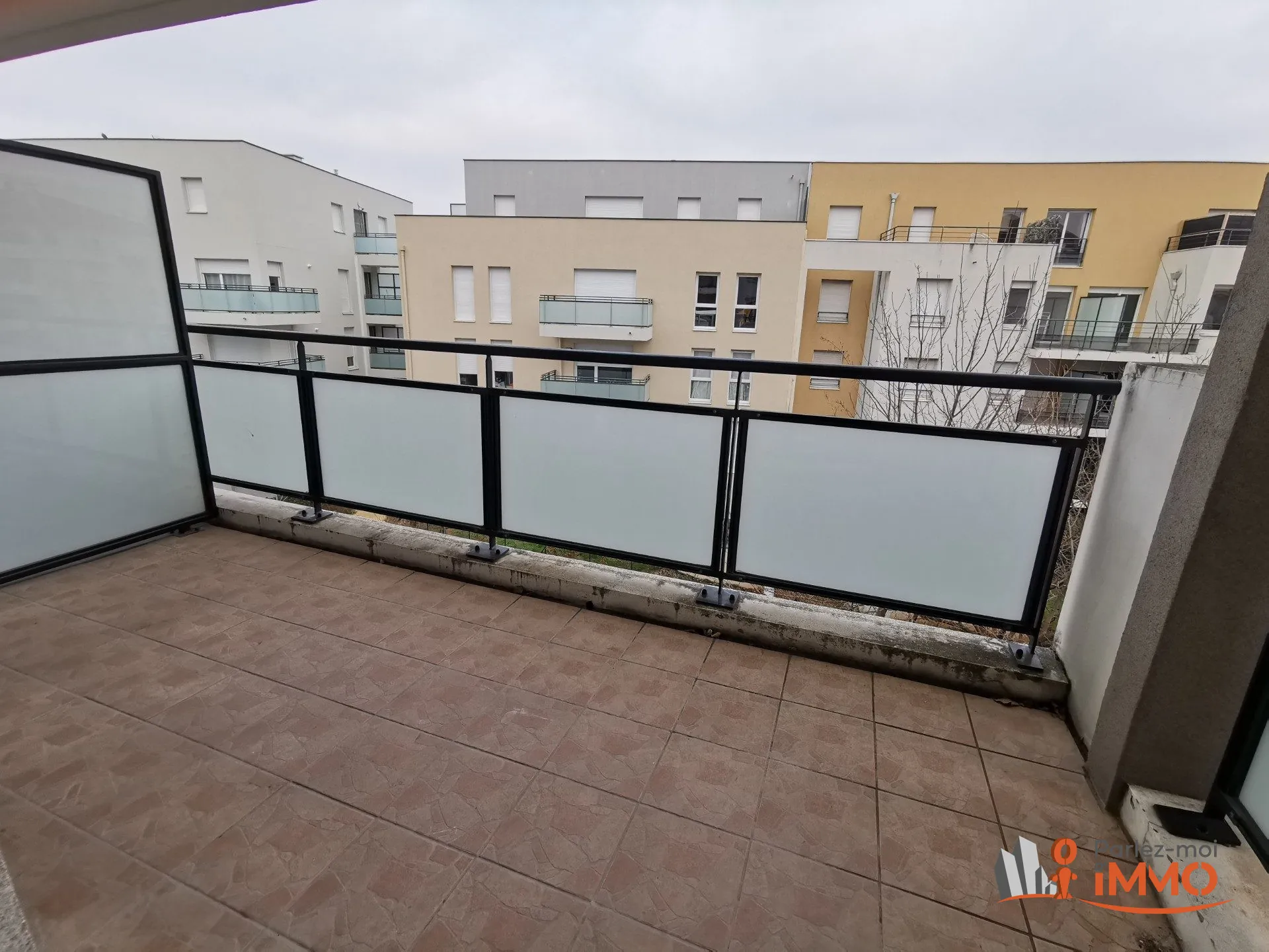 Appartement T2 de 45m² avec terrasse à Vénissieux, idéalement situé 