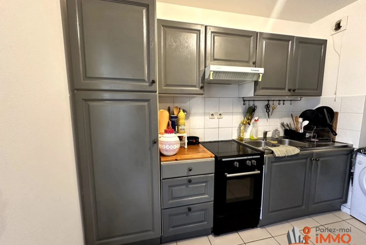 Appartement T2 de 45m² avec terrasse à Vénissieux, idéalement situé 