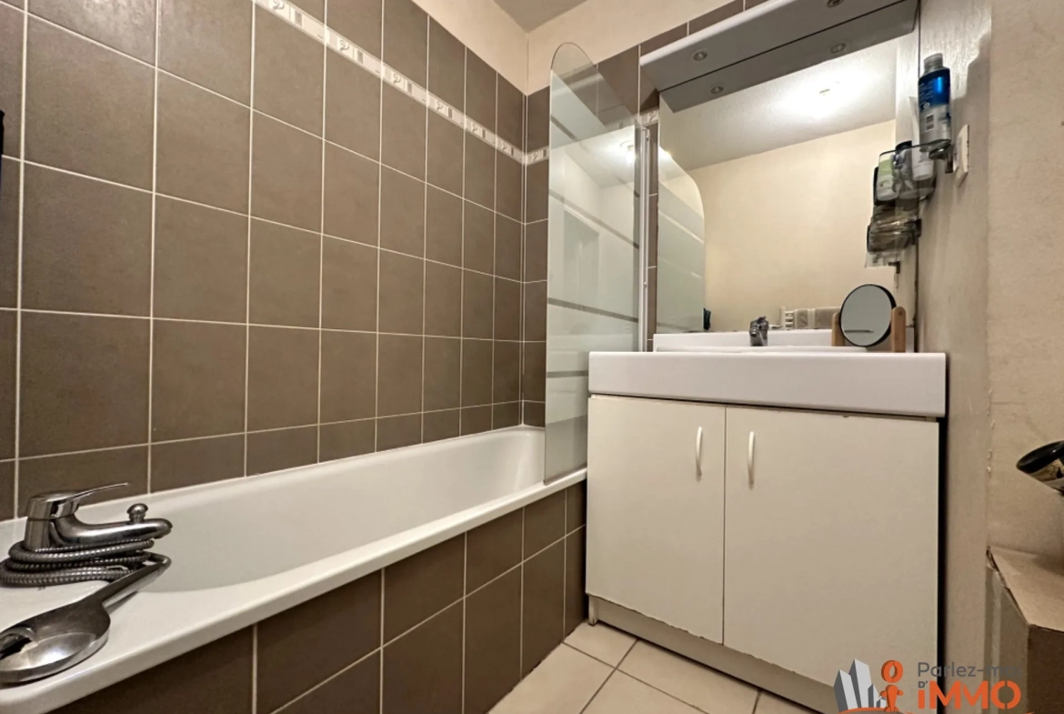 Appartement T2 de 45m² avec terrasse à Vénissieux, idéalement situé 