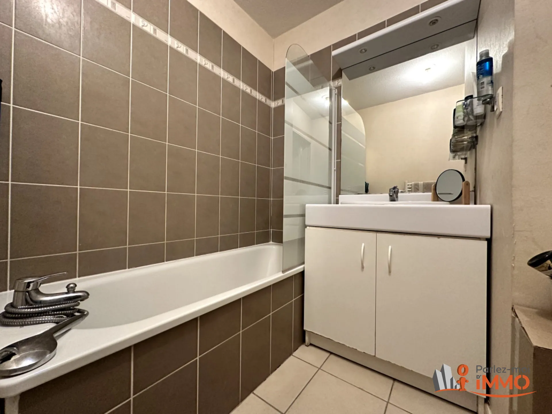 Appartement T2 de 45m² avec terrasse à Vénissieux, idéalement situé 
