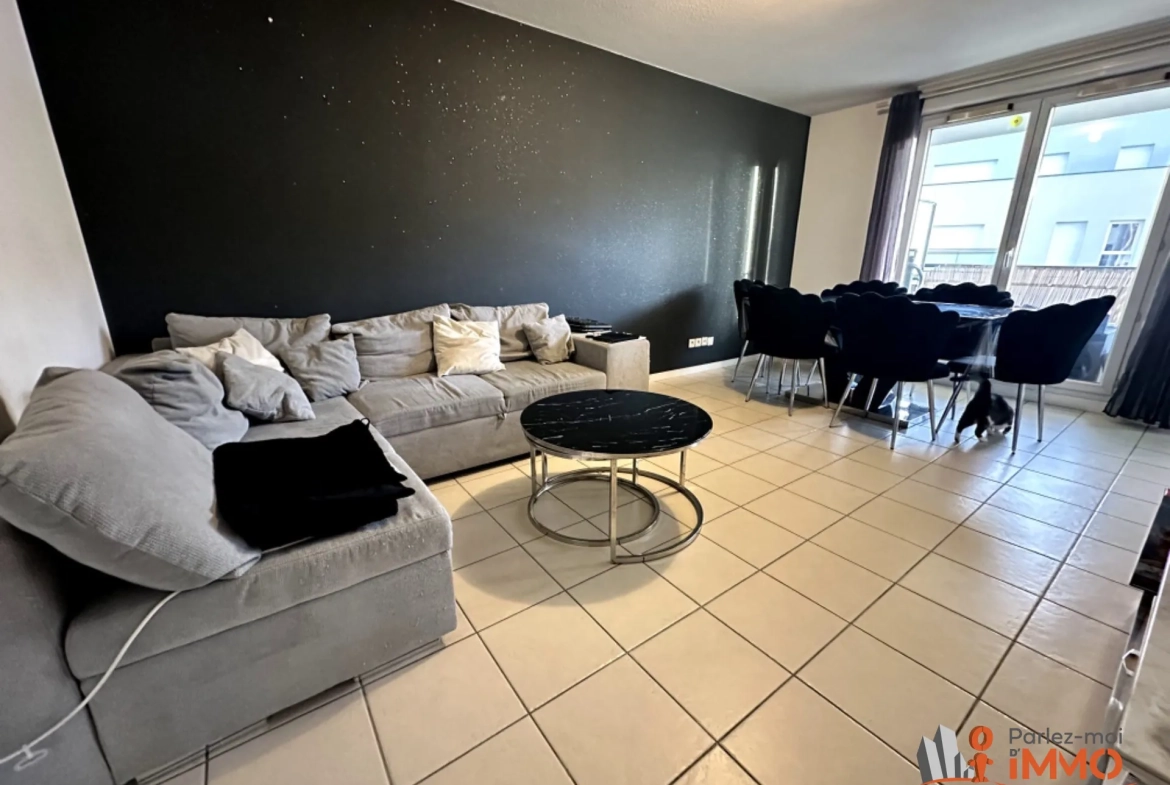 Appartement T2 de 45m² avec terrasse à Vénissieux, idéalement situé 