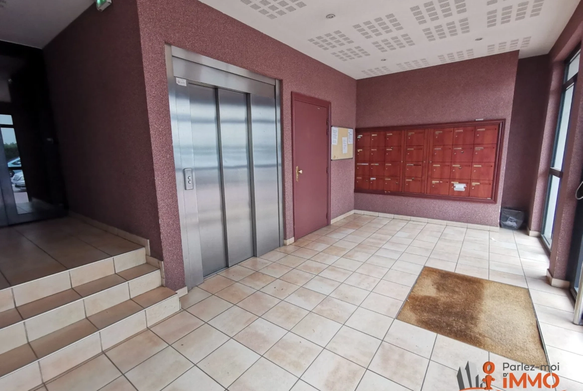 Appartement T2 de 45m² avec terrasse à Vénissieux, idéalement situé 