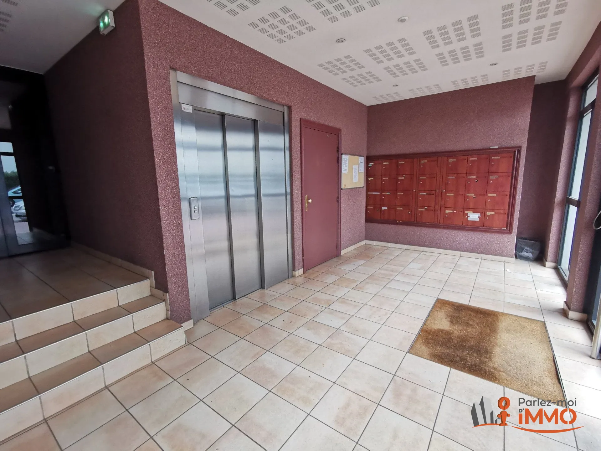 Appartement T2 de 45m² avec terrasse à Vénissieux, idéalement situé 