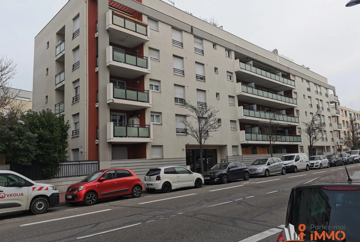 Appartement T2 de 45m² avec terrasse à Vénissieux, idéalement situé 