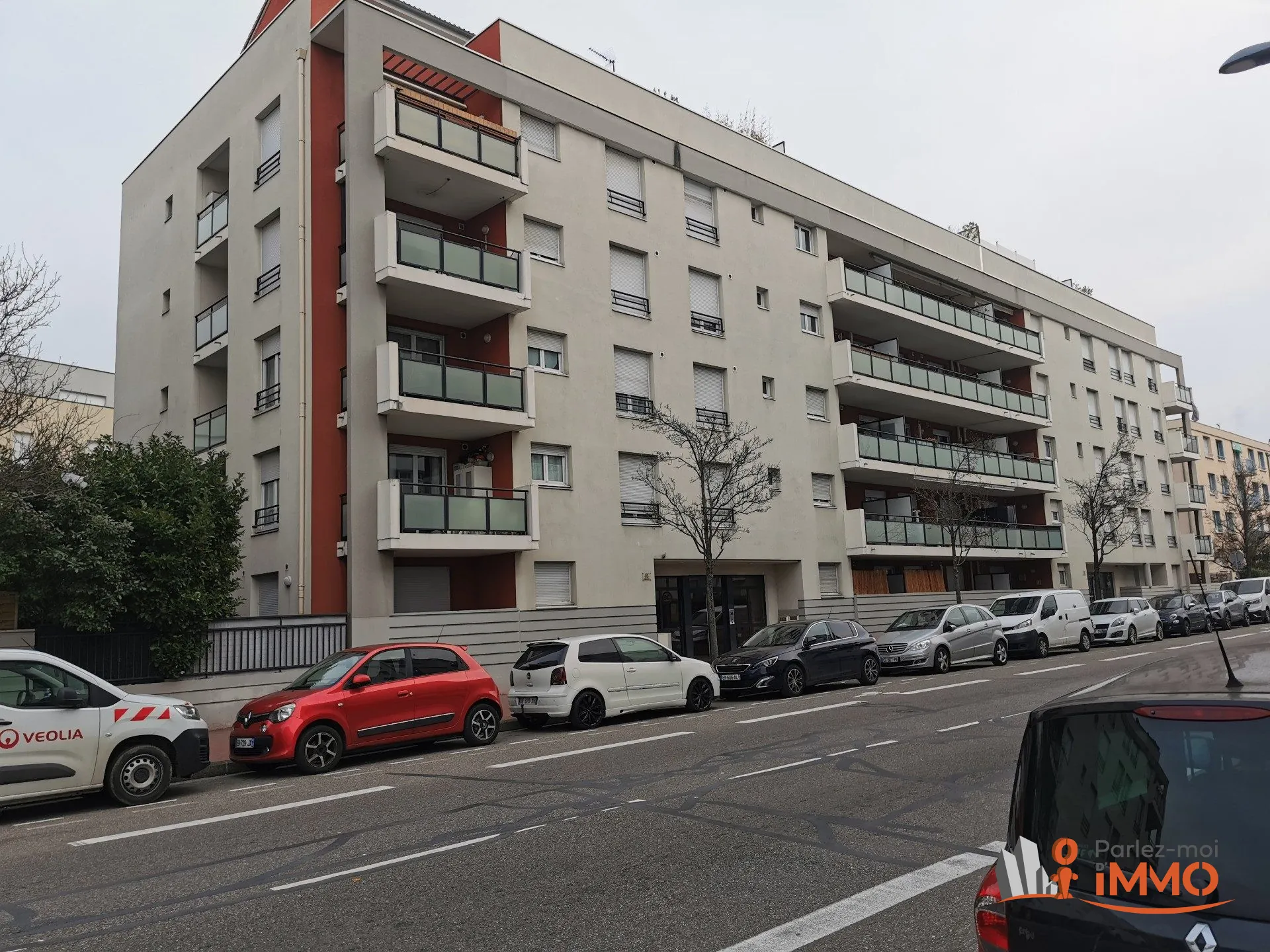 Appartement T2 de 45m² avec terrasse à Vénissieux, idéalement situé 