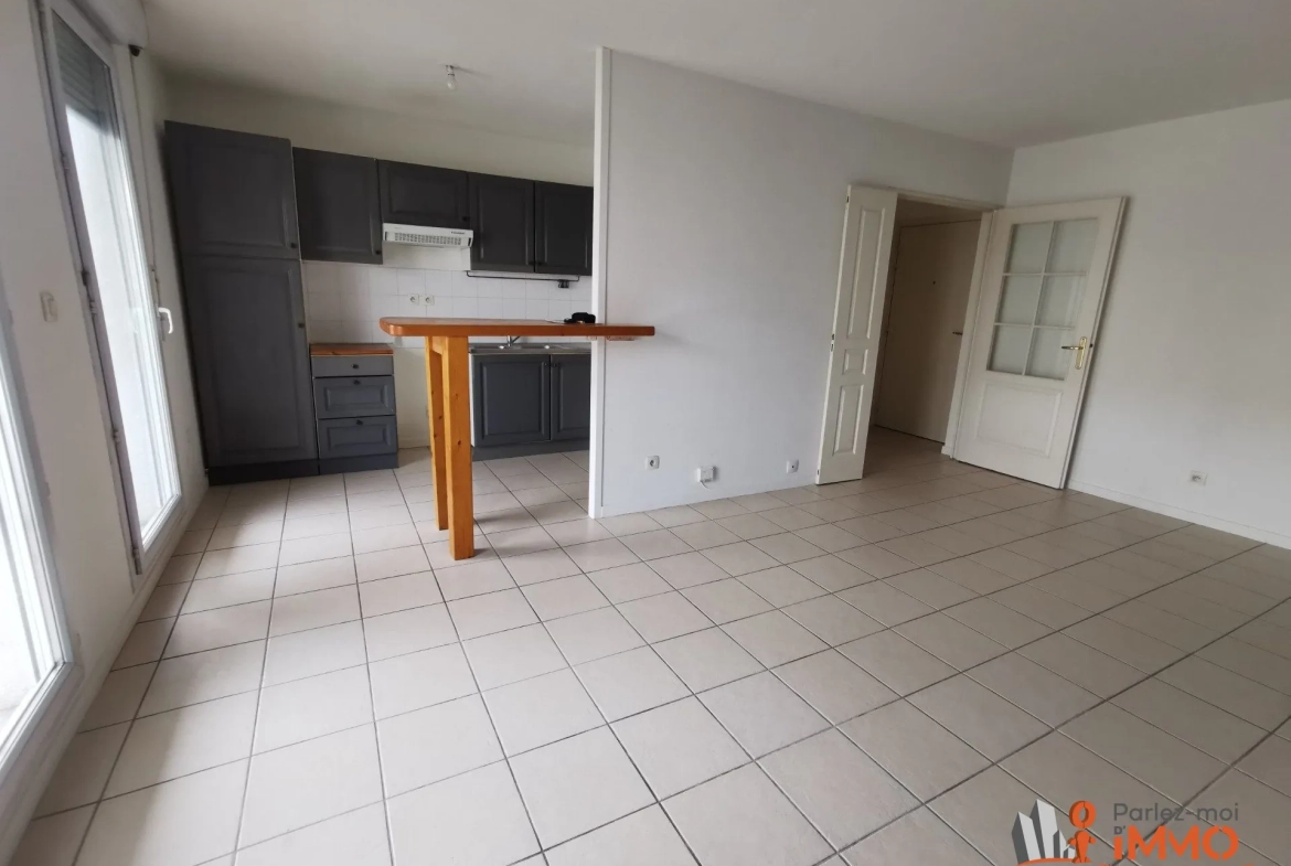 Appartement T2 de 45m² avec terrasse à Vénissieux, idéalement situé 