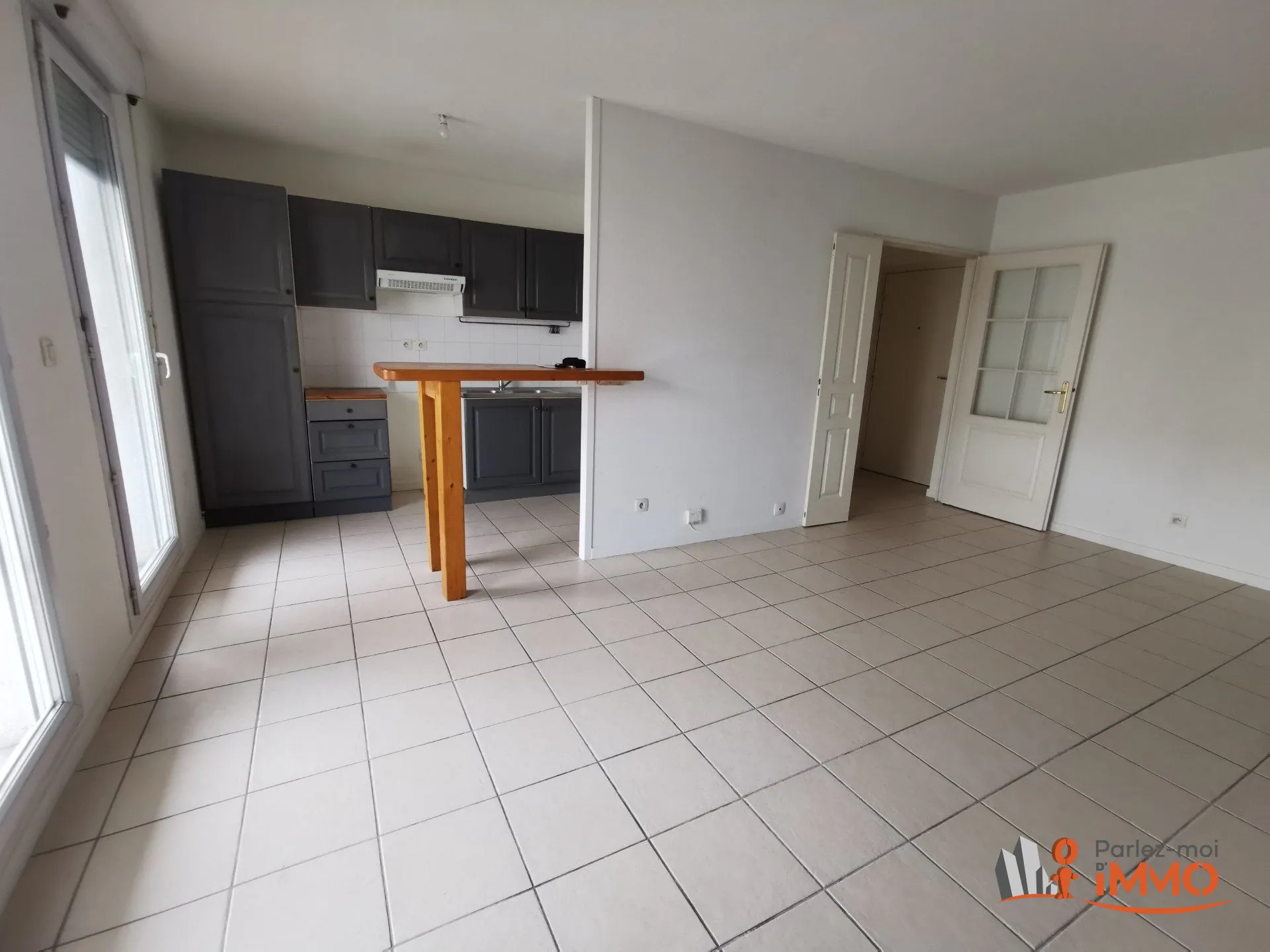 Appartement T2 de 45m² avec terrasse à Vénissieux, idéalement situé 