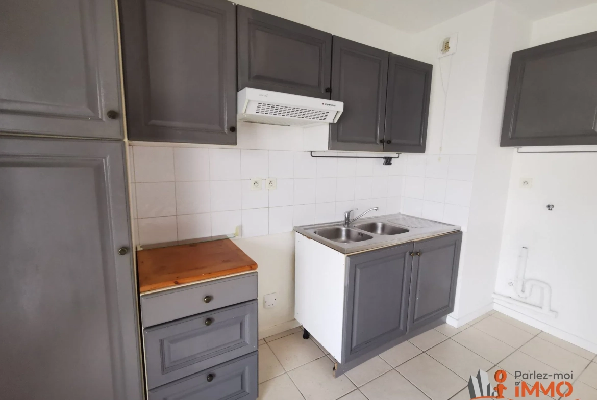 Appartement T2 de 45m² avec terrasse à Vénissieux, idéalement situé 