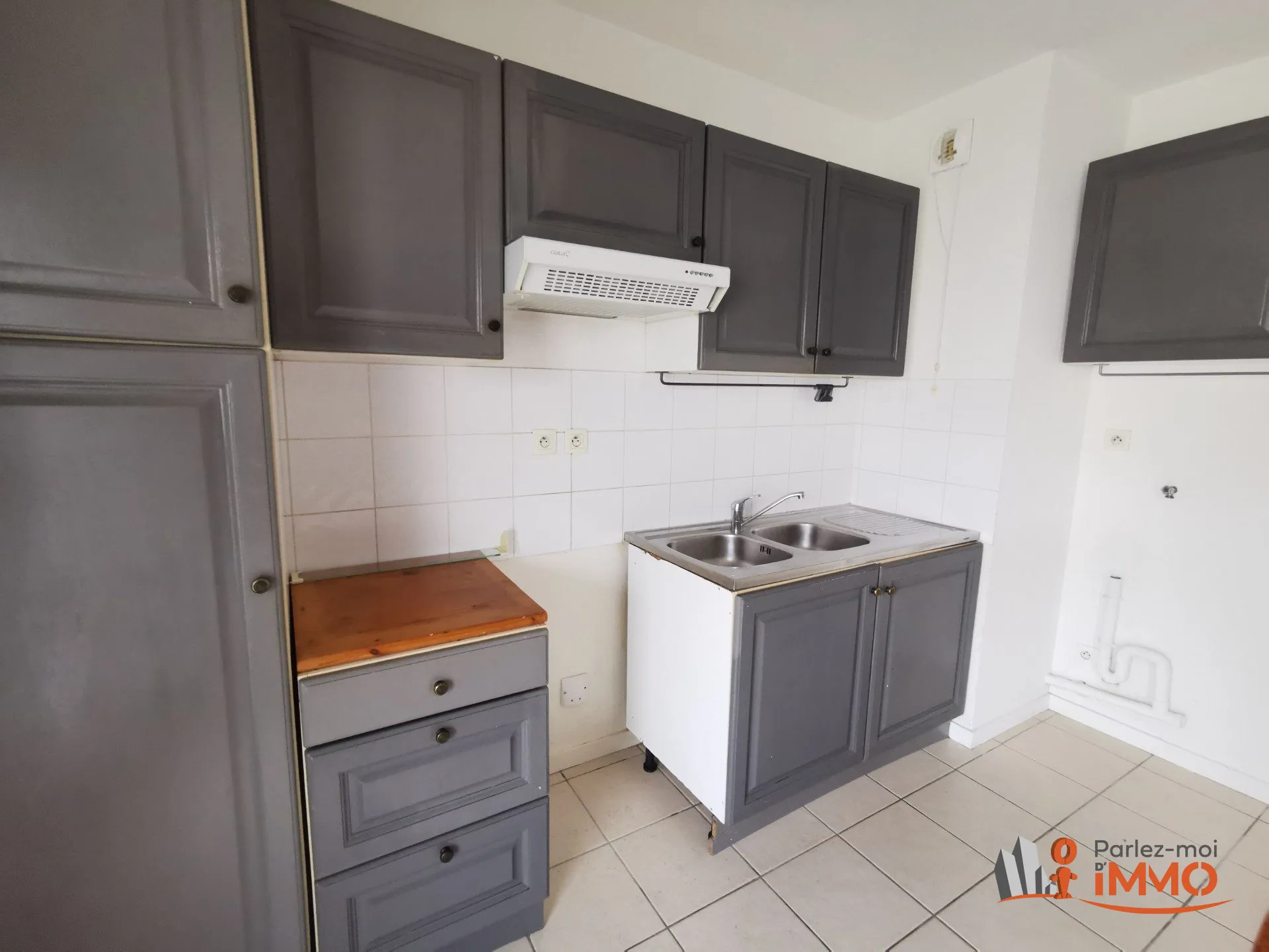 Appartement T2 de 45m² avec terrasse à Vénissieux, idéalement situé 