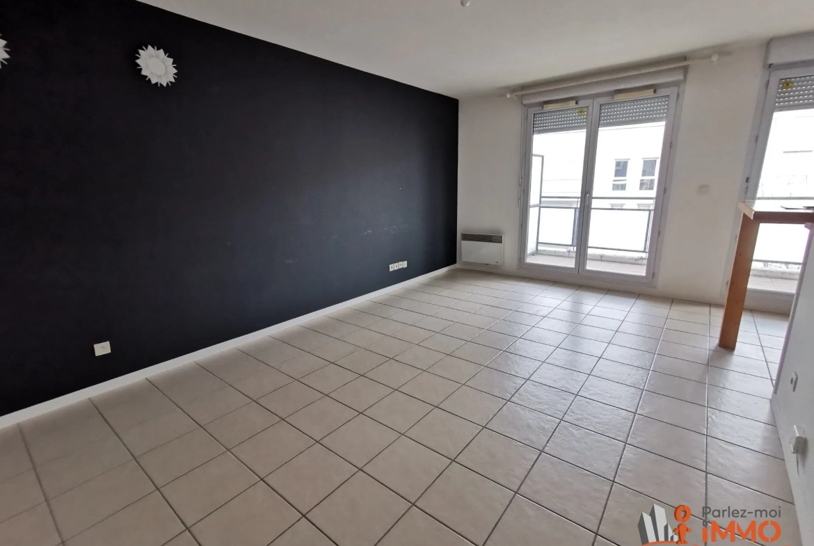 Appartement T2 de 45m² avec terrasse à Vénissieux, idéalement situé 