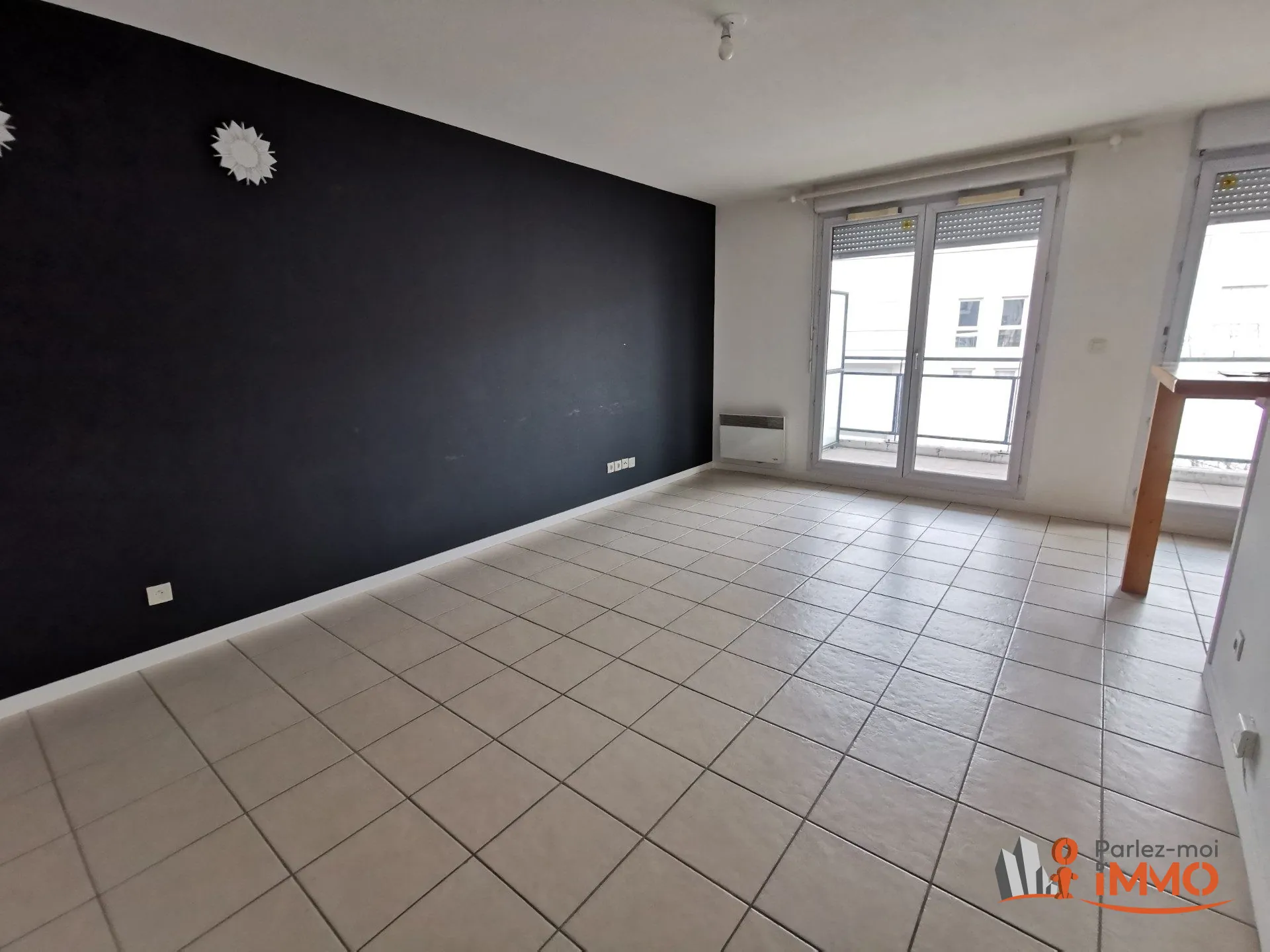 Appartement T2 de 45m² avec terrasse à Vénissieux, idéalement situé 