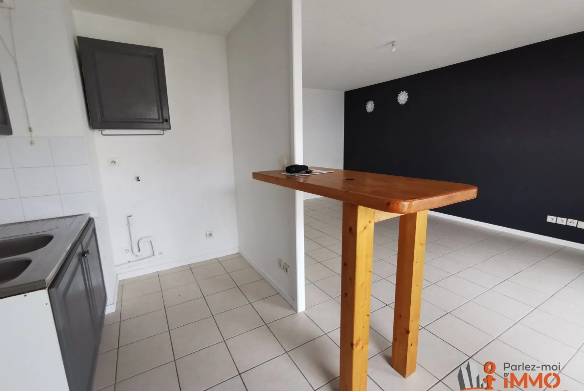 Appartement T2 de 45m² avec terrasse à Vénissieux, idéalement situé 