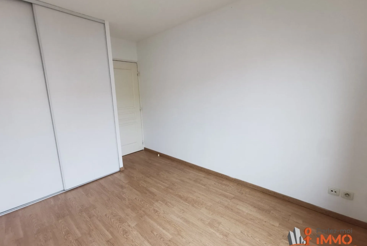 Appartement T2 de 45m² avec terrasse à Vénissieux, idéalement situé 