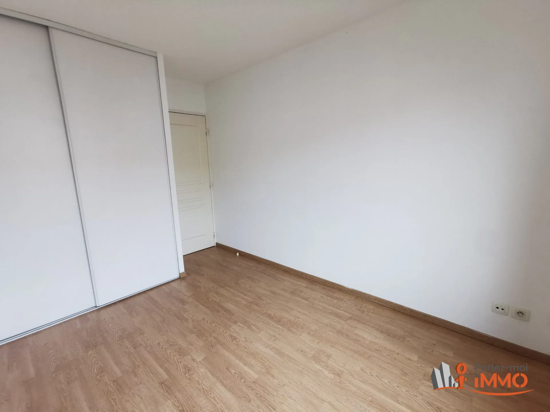 Appartement T2 de 45m² avec terrasse à Vénissieux, idéalement situé 