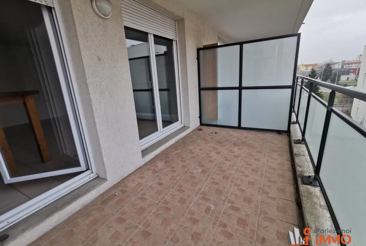 Appartement T2 de 45m² avec terrasse à Vénissieux, idéalement situé 
