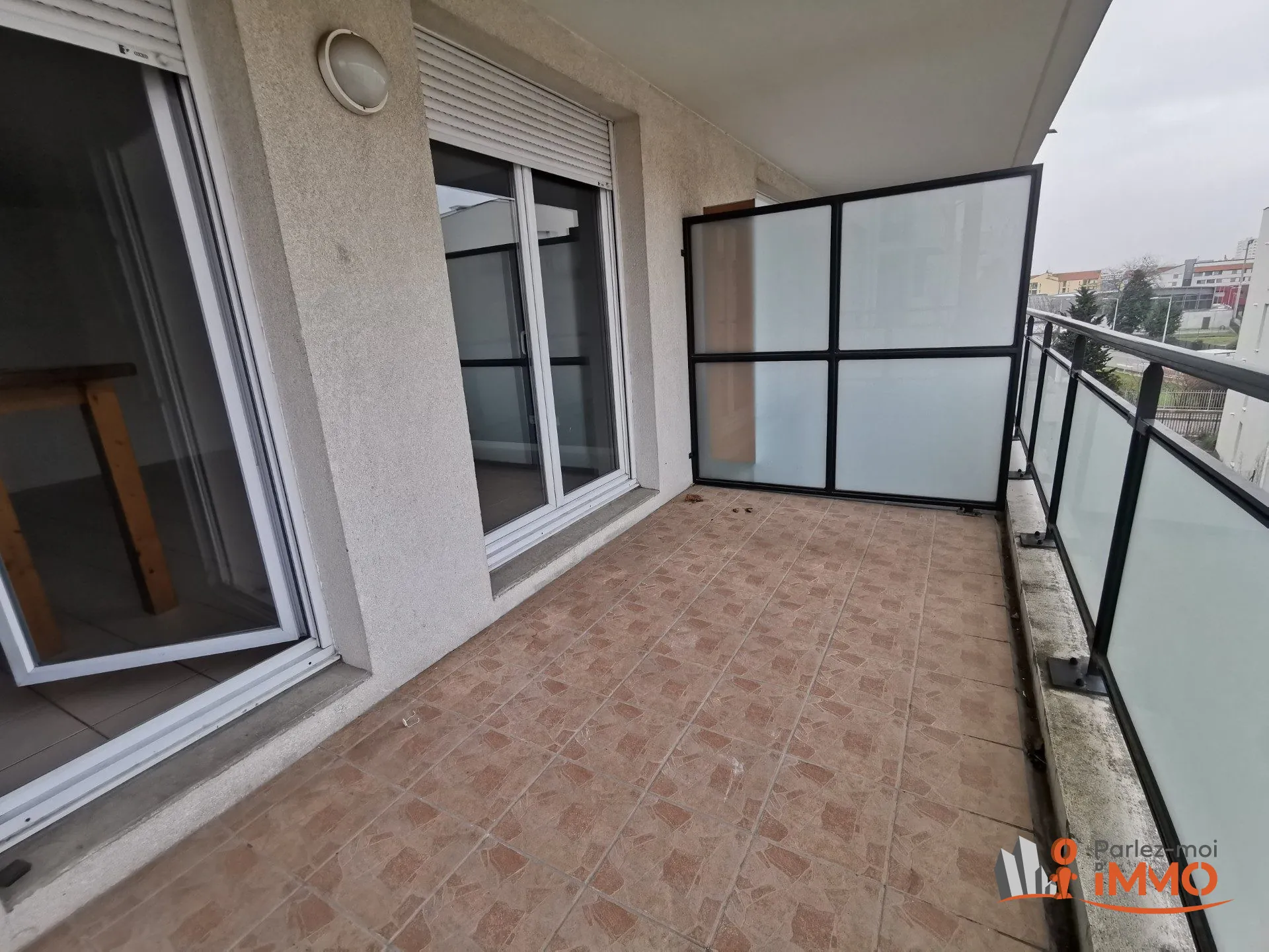 Appartement T2 de 45m² avec terrasse à Vénissieux, idéalement situé 