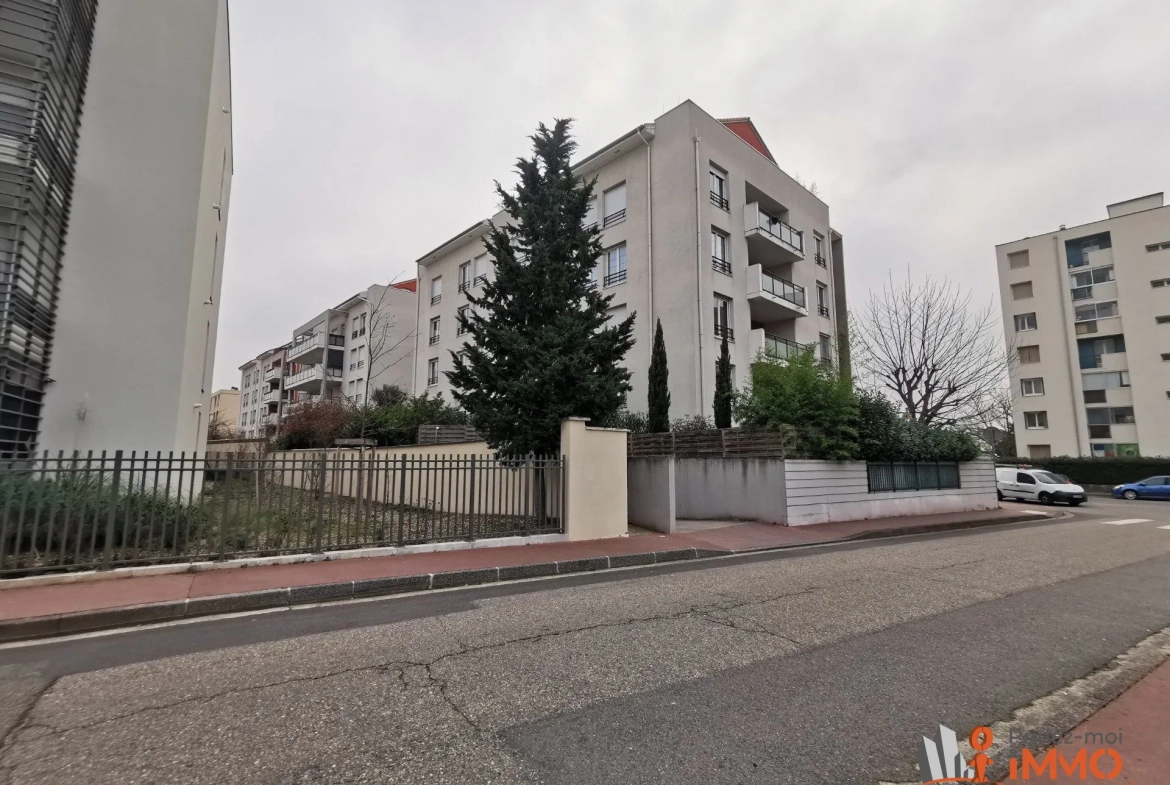 Appartement T2 de 45m² avec terrasse à Vénissieux, idéalement situé 