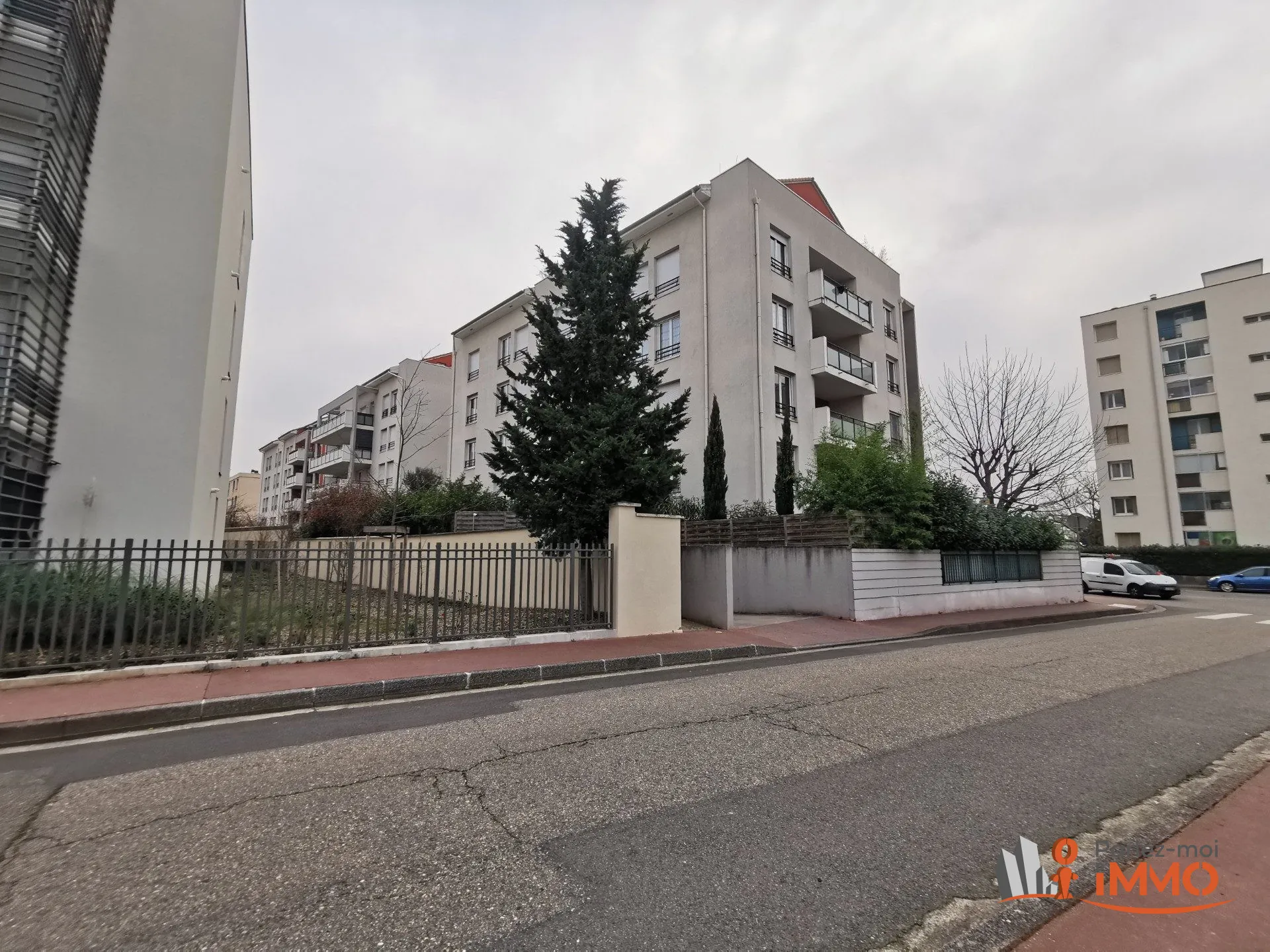 Appartement T2 de 45m² avec terrasse à Vénissieux, idéalement situé 
