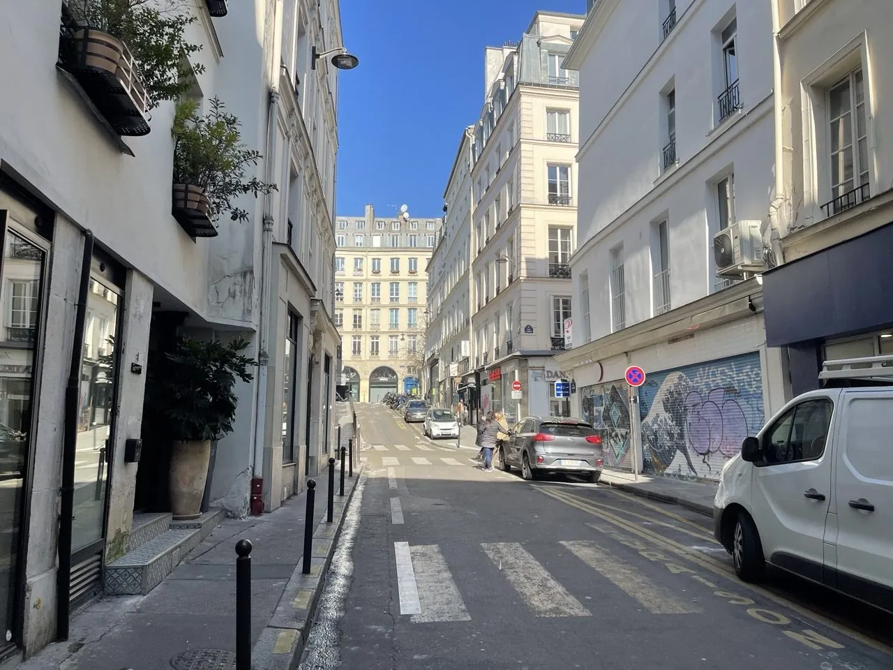 Fonds de commerce restauration à Paris 2ème avec extraction et clientèle diversifiée 