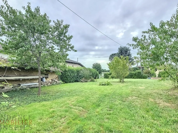 Terrain constructible de 555 m² à Saint Didier sur Chalaronne, proche commodités