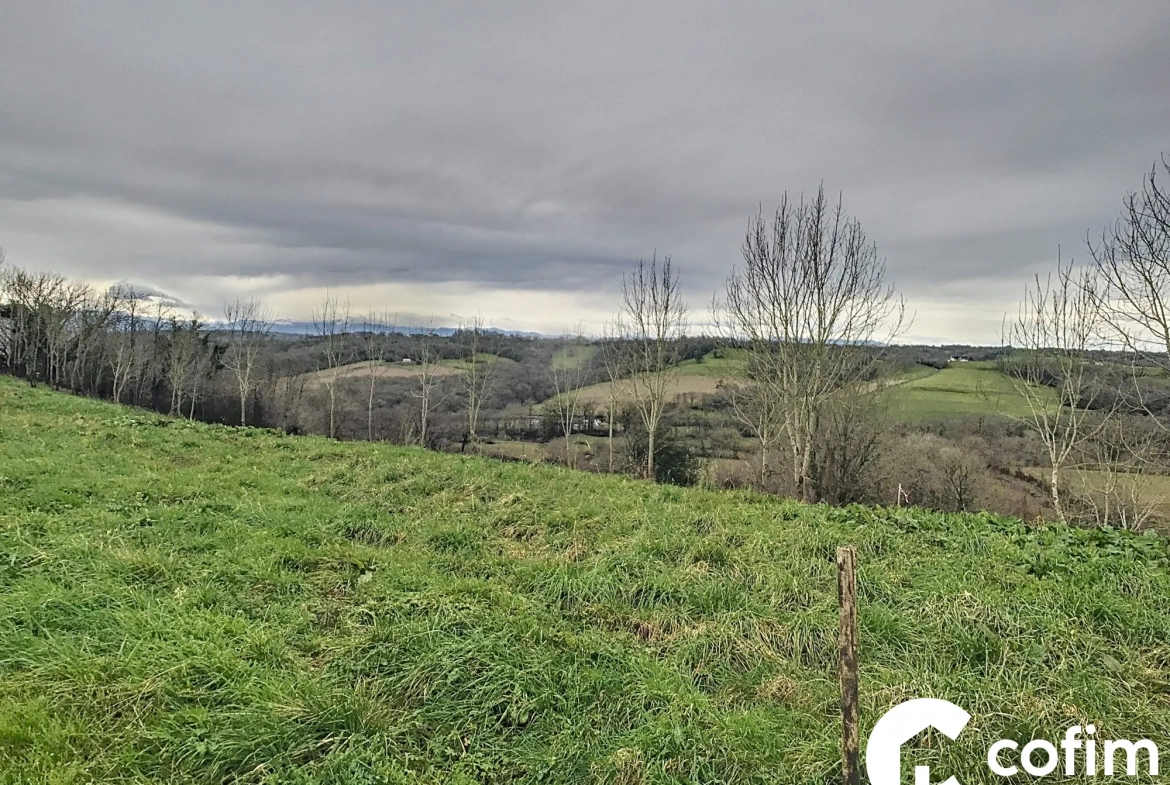 Terrain constructible à vendre à Lagor avec vue sur les montagnes 