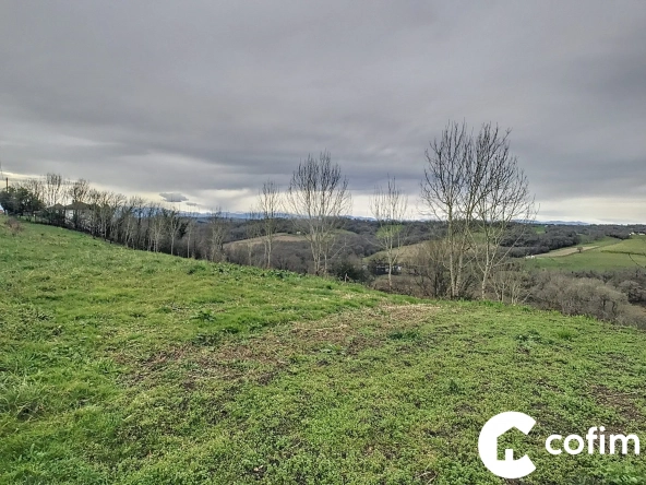 Terrain constructible à vendre à Lagor avec vue sur les montagnes