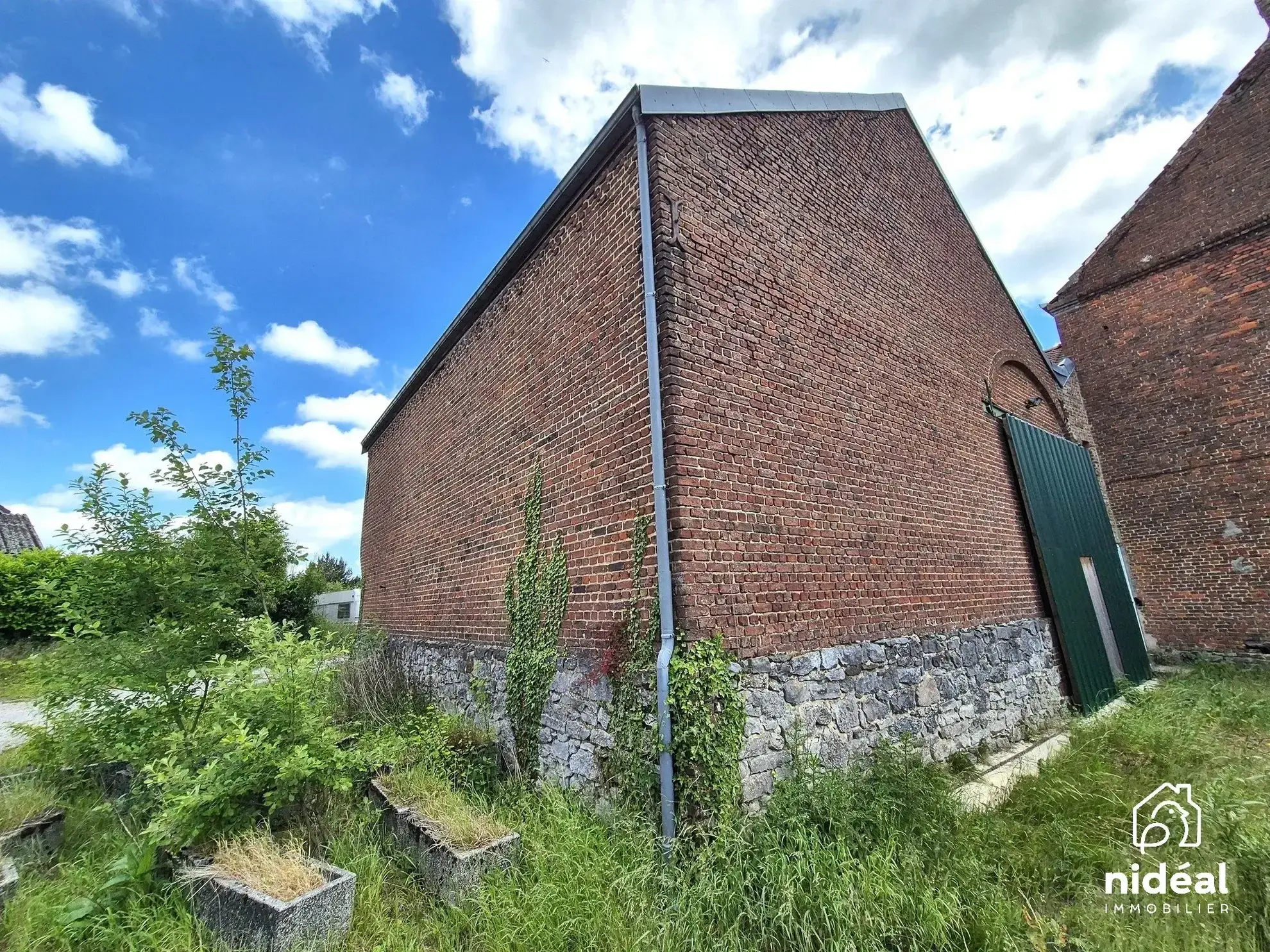 Granges brutes à vendre pour loft ou stockage à la frontière belge 