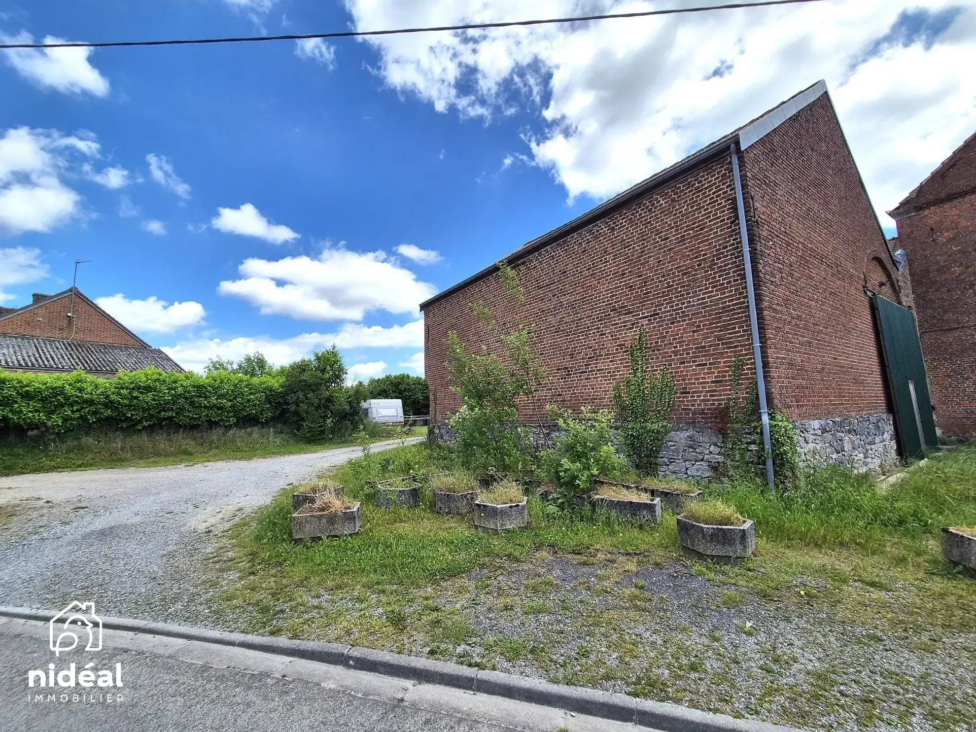 Granges brutes à vendre pour loft ou stockage à la frontière belge 