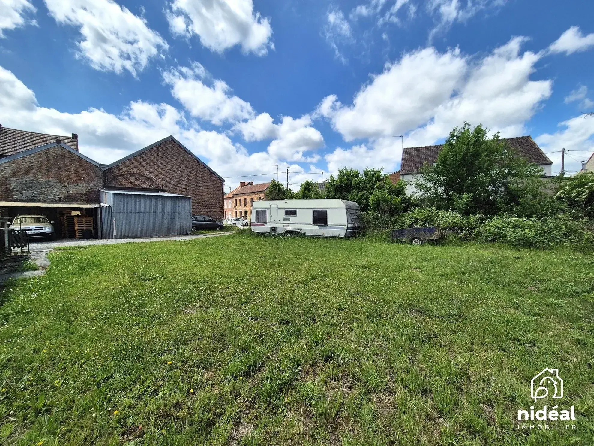 Granges brutes à vendre pour loft ou stockage à la frontière belge 