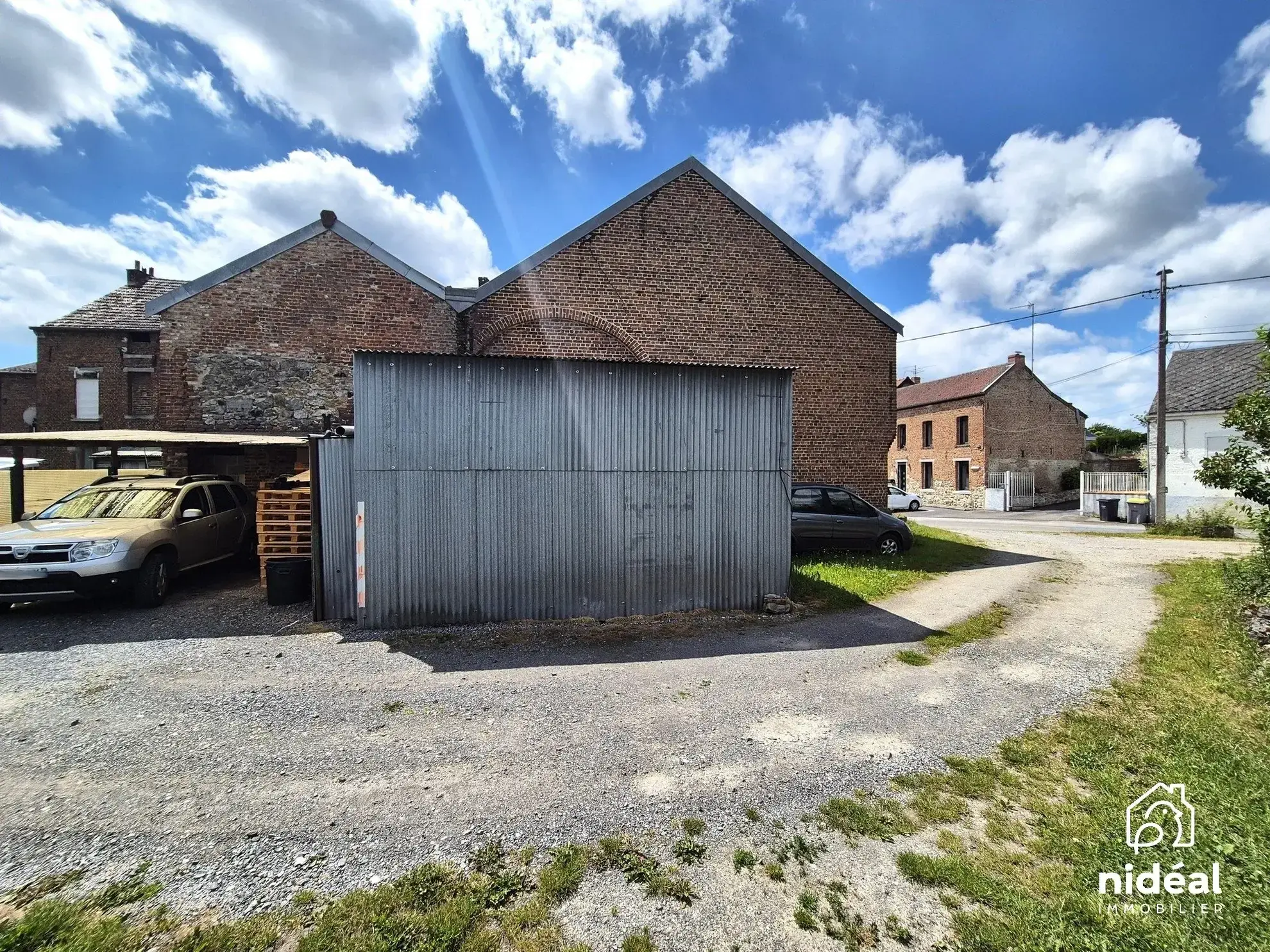 Granges brutes à vendre pour loft ou stockage à la frontière belge 