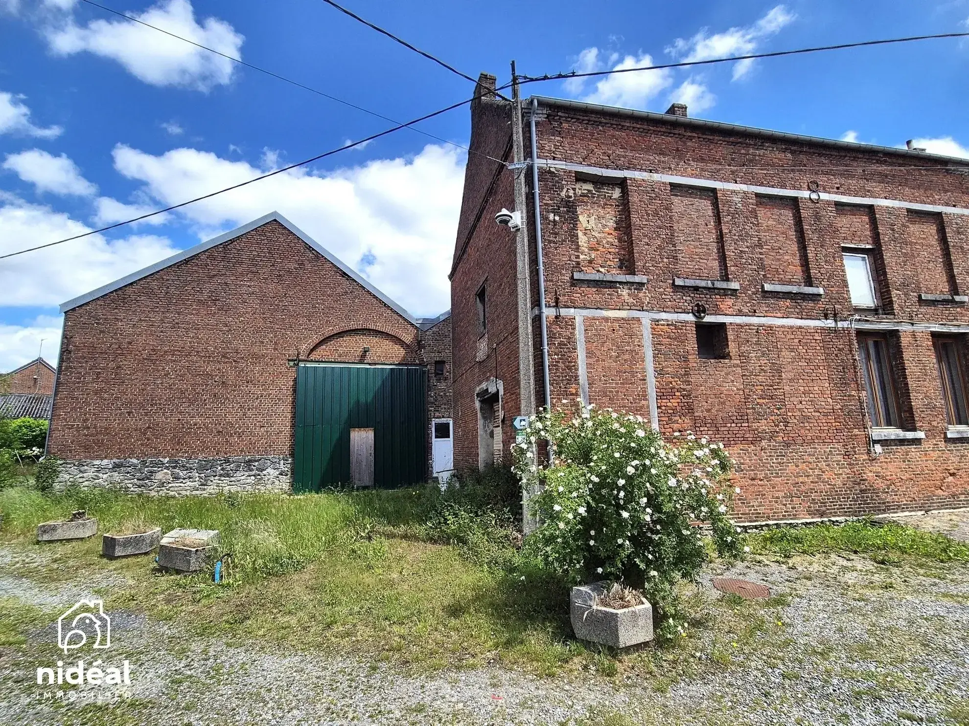 Granges brutes à vendre pour loft ou stockage à la frontière belge 