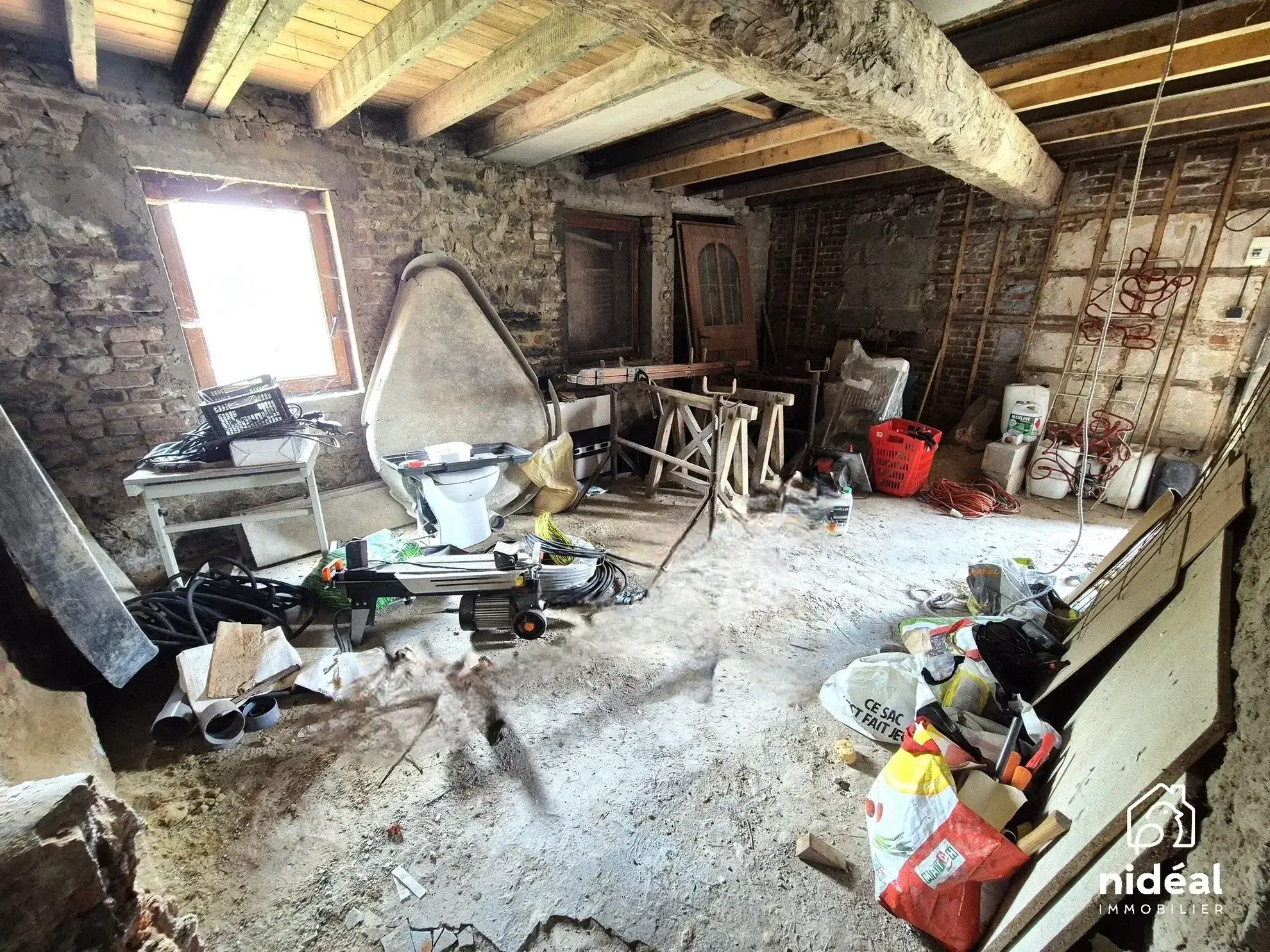 Granges brutes à vendre pour loft ou stockage à la frontière belge 