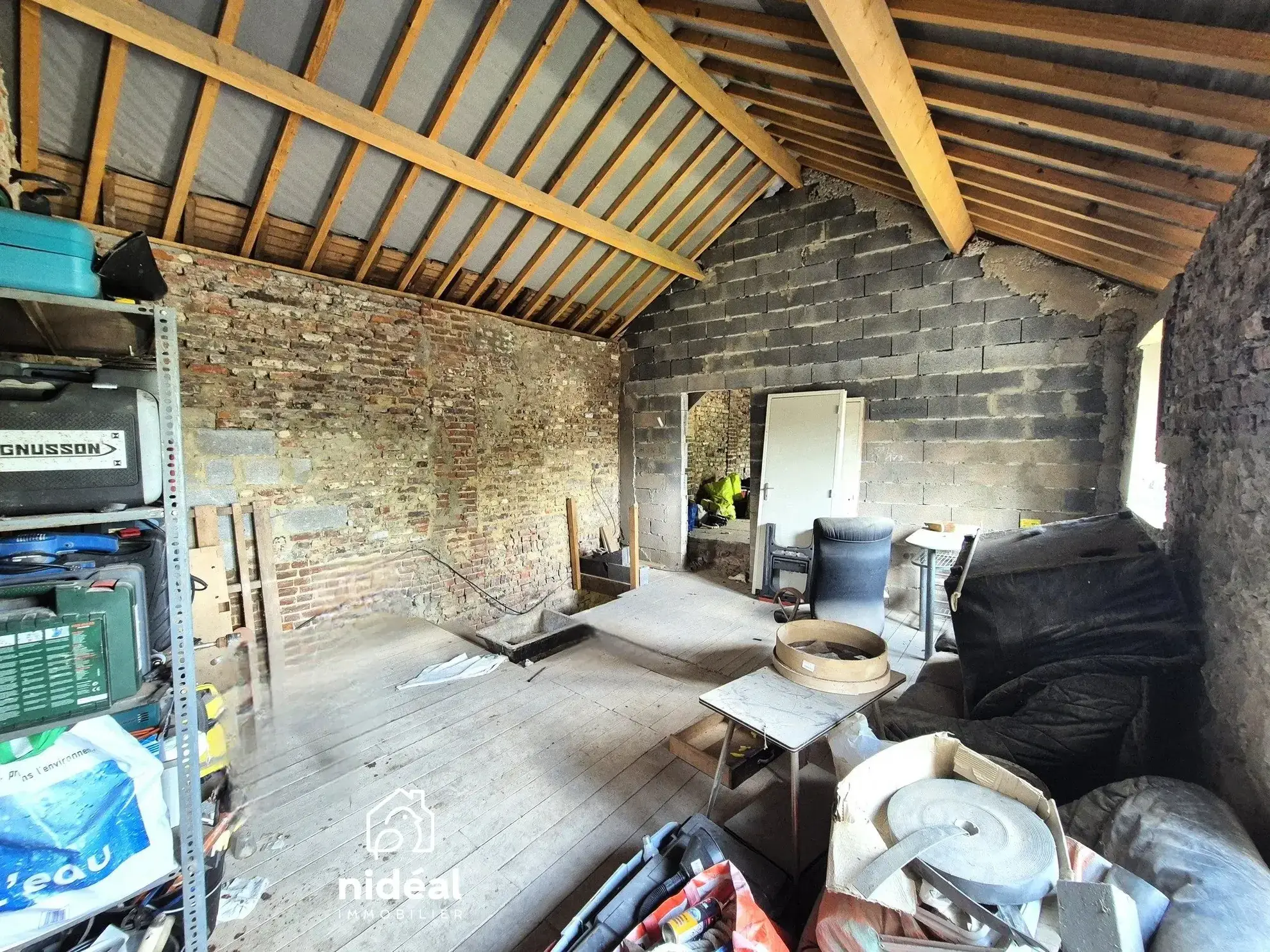 Granges brutes à vendre pour loft ou stockage à la frontière belge 